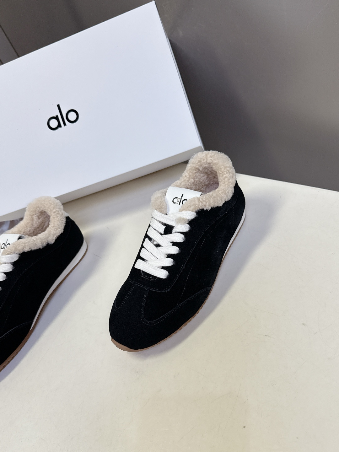 alo2025秋冬最新款毛毛鞋 德训鞋 休闲鞋 美国瑜伽服品牌超火的alo 欧美明星私服首选 这系列真的