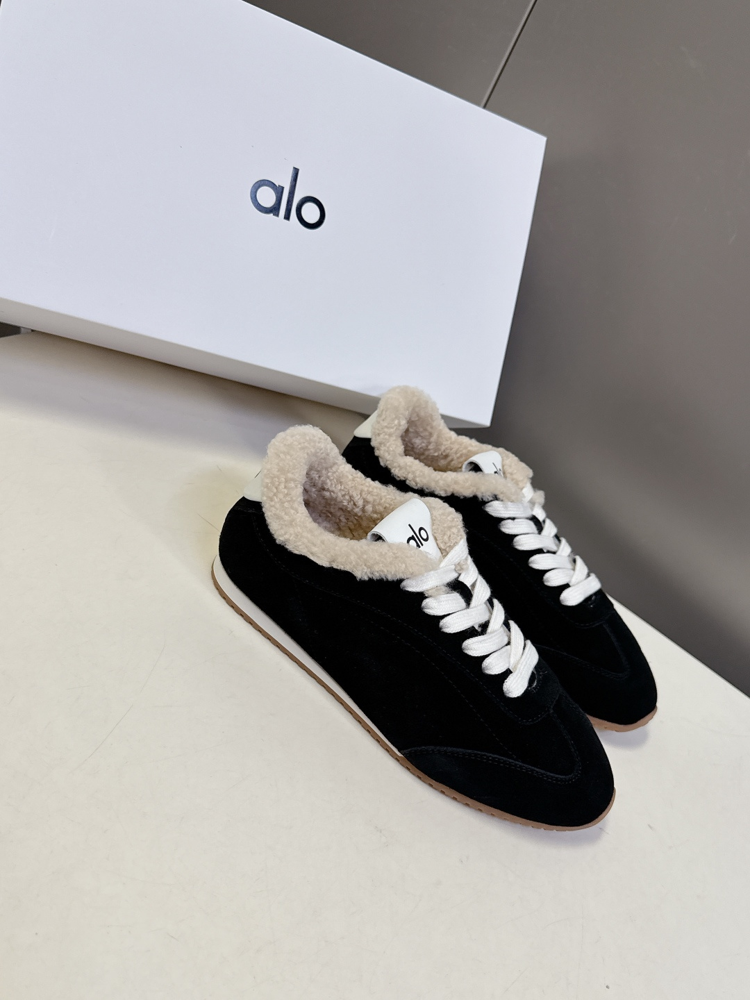alo2025秋冬最新款毛毛鞋 德训鞋 休闲鞋 美国瑜伽服品牌超火的alo 欧美明星私服首选 这系列真的