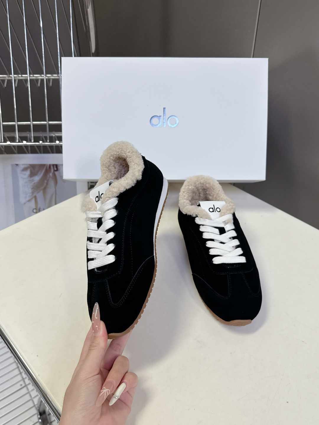 alo2025秋冬最新款毛毛鞋 德训鞋 休闲鞋 美国瑜伽服品牌超火的alo 欧美明星私服首选 这系列真的