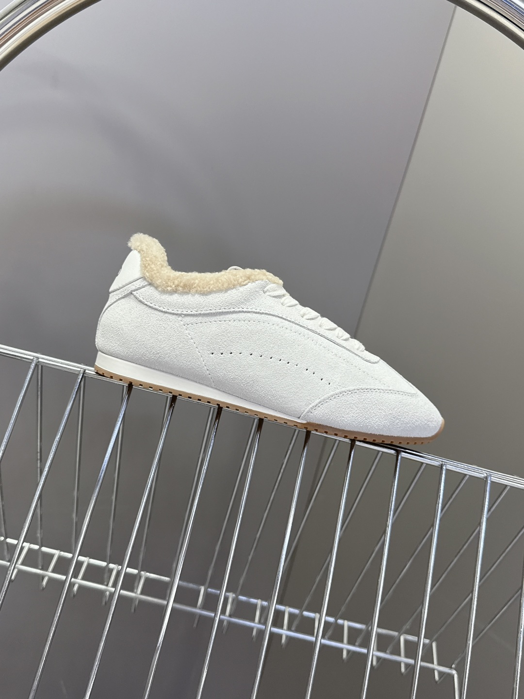 alo2025秋冬最新款毛毛鞋 德训鞋 休闲鞋 美国瑜伽服品牌超火的alo 欧美明星私服首选 这系列真的