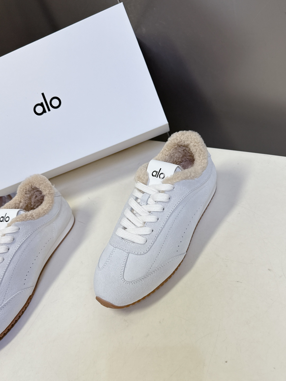 alo2025秋冬最新款毛毛鞋 德训鞋 休闲鞋 美国瑜伽服品牌超火的alo 欧美明星私服首选 这系列真的