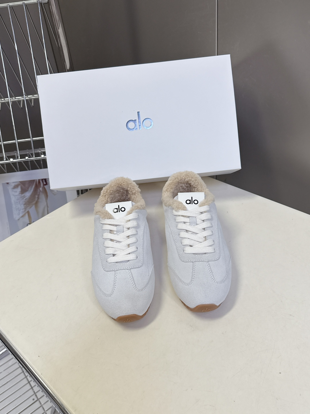 alo2025秋冬最新款毛毛鞋 德训鞋 休闲鞋 美国瑜伽服品牌超火的alo 欧美明星私服首选 这系列真的