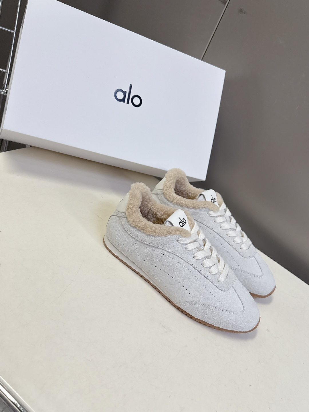 alo2025秋冬最新款毛毛鞋 德训鞋 休闲鞋 美国瑜伽服品牌超火的alo 欧美明星私服首选 这系列真的