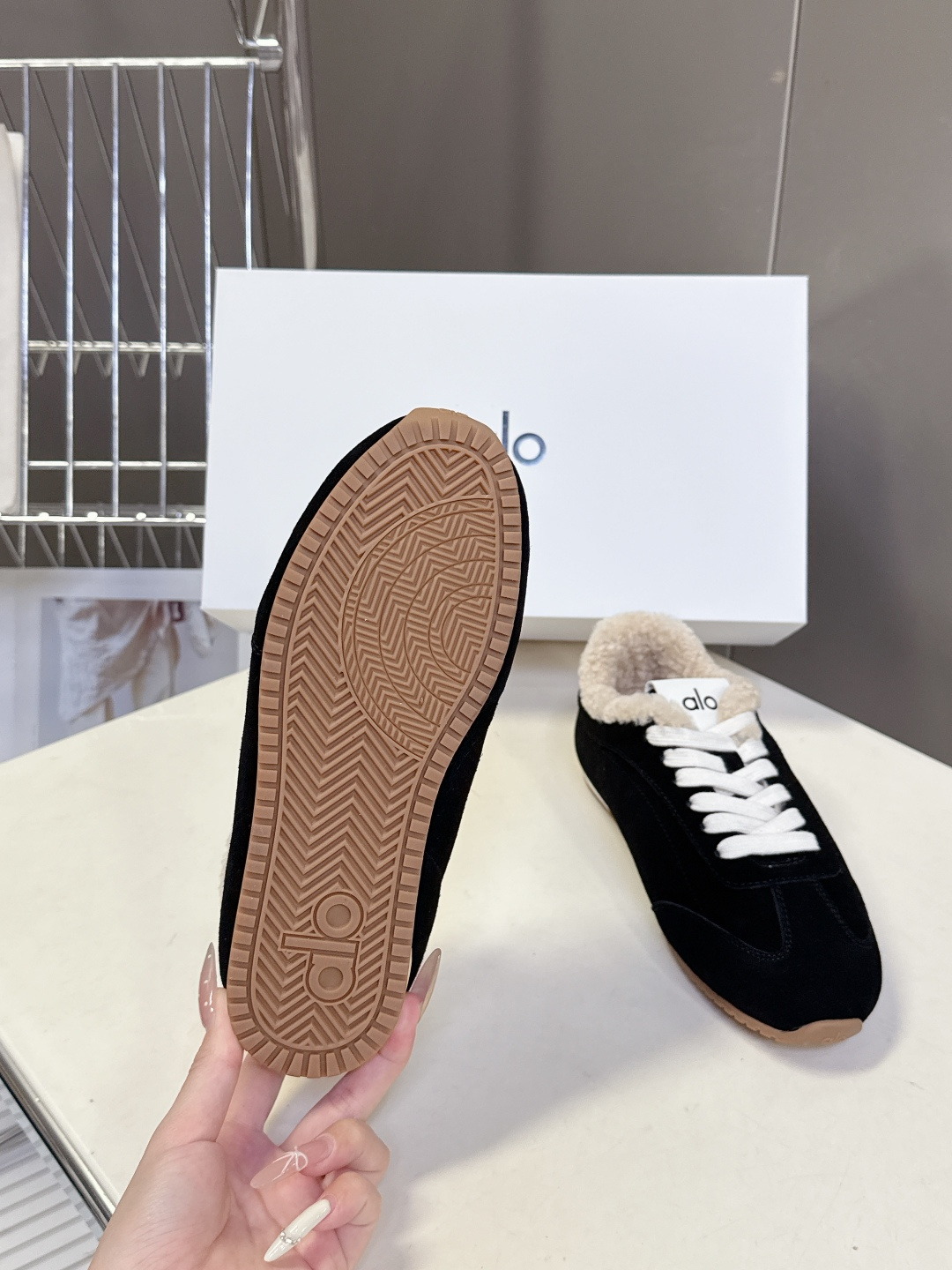alo2025秋冬最新款毛毛鞋 德训鞋 休闲鞋 美国瑜伽服品牌超火的alo 欧美明星私服首选 这系列真的