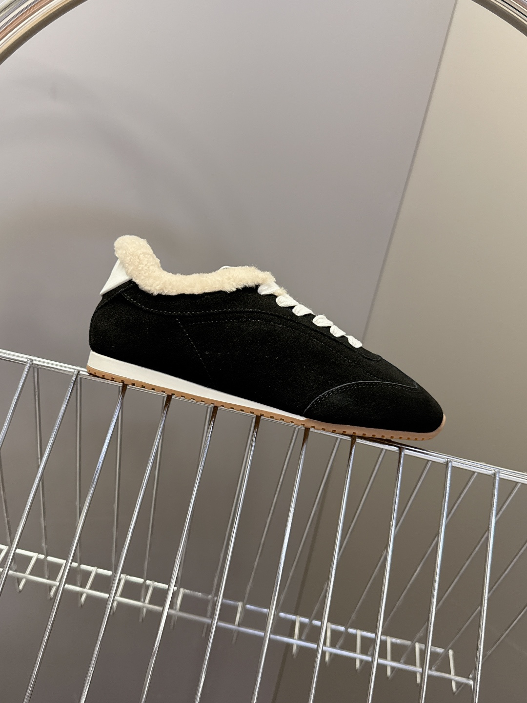 alo2025秋冬最新款毛毛鞋 德训鞋 休闲鞋 美国瑜伽服品牌超火的alo 欧美明星私服首选 这系列真的