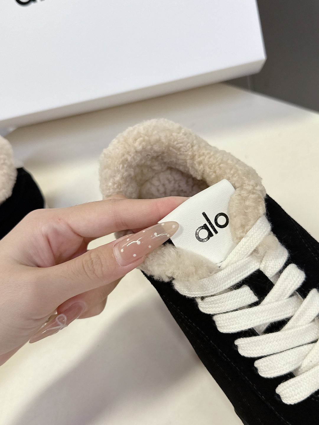 alo2025秋冬最新款毛毛鞋 德训鞋 休闲鞋 美国瑜伽服品牌超火的alo 欧美明星私服首选 这系列真的