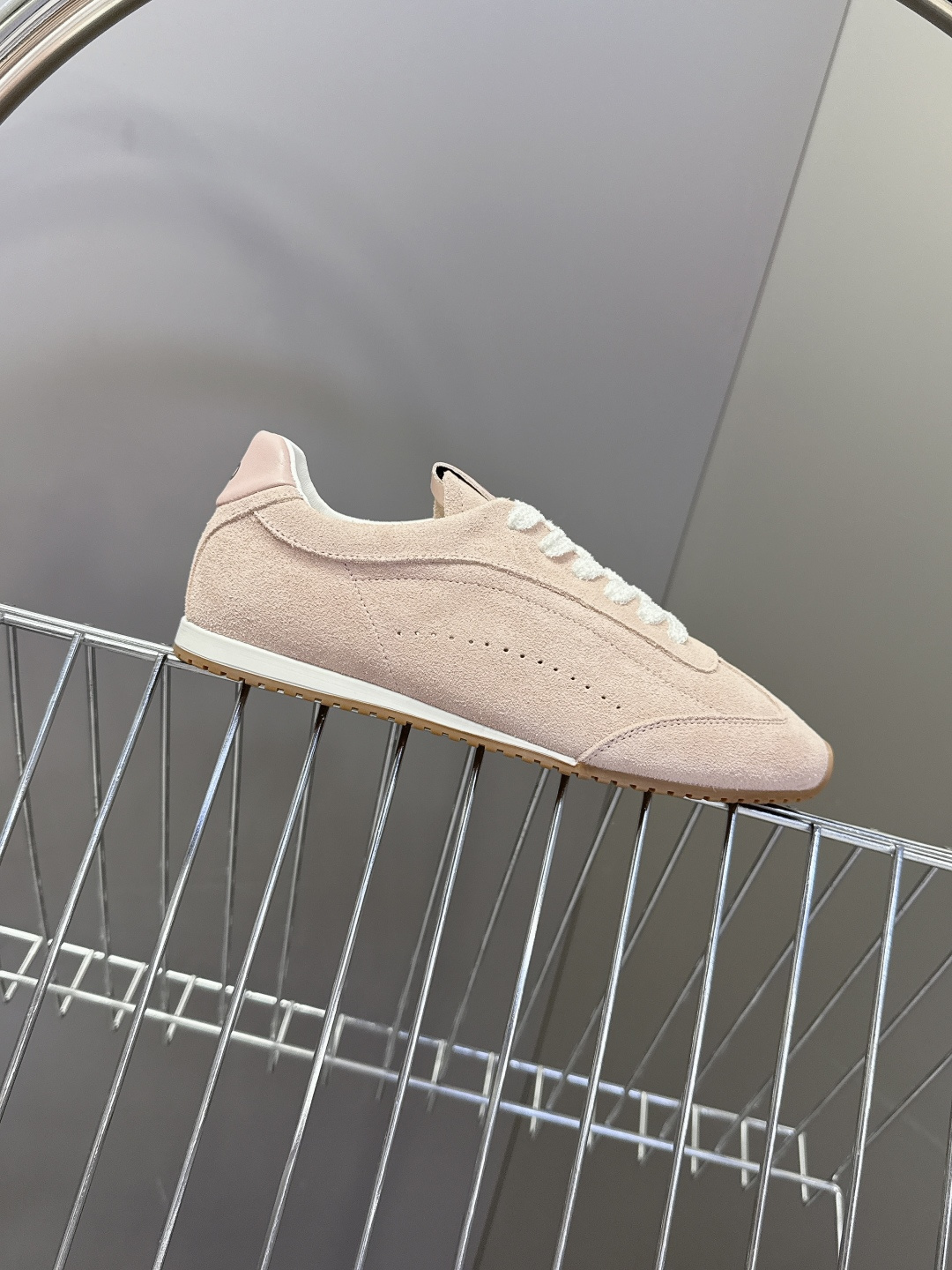 alo✖️Jisoo智秀最新联名款德训鞋 休闲鞋 美国瑜伽服品牌超火的alo 智秀Jisoo参与设计联名