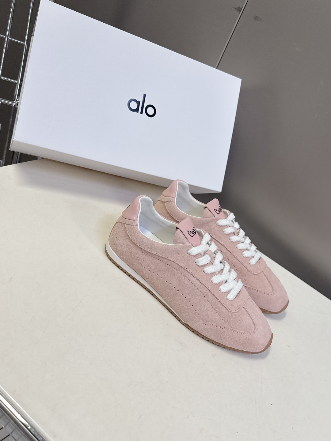 alo✖️Jisoo智秀最新联名款德训鞋 休闲鞋 美国瑜伽服品牌超火的alo 智秀Jisoo参与设计联名