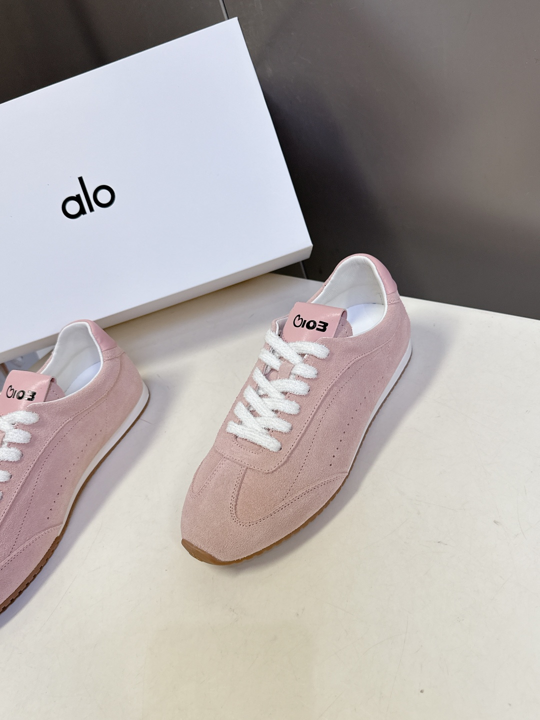 alo✖️Jisoo智秀最新联名款德训鞋 休闲鞋 美国瑜伽服品牌超火的alo 智秀Jisoo参与设计联名