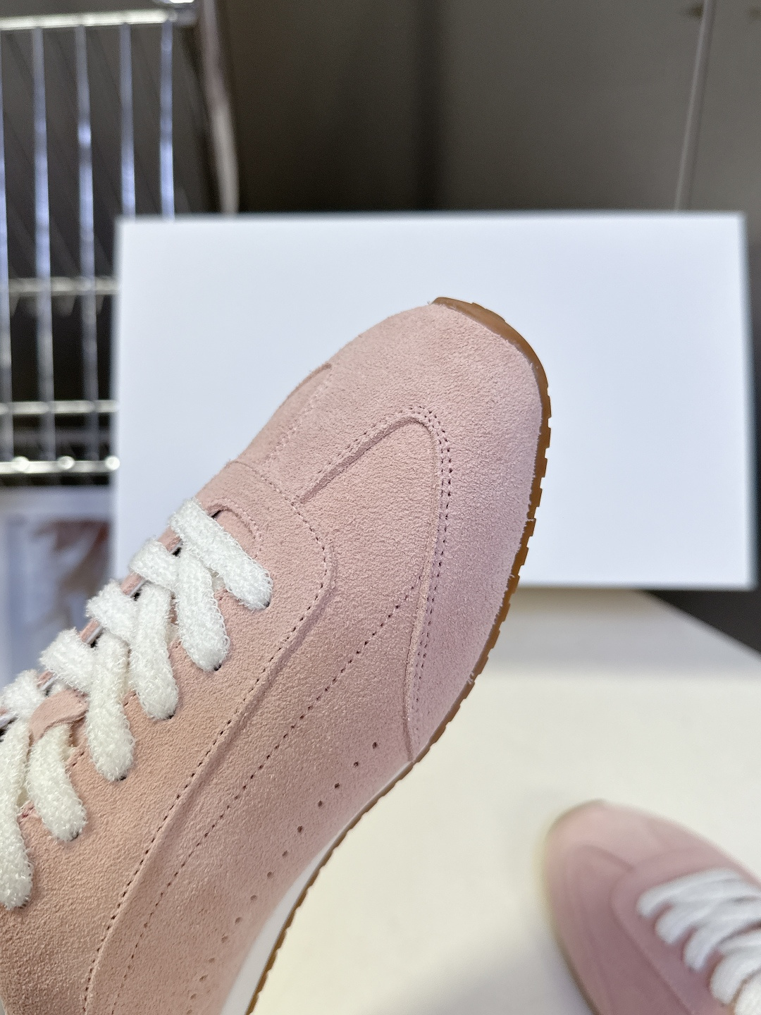 alo✖️Jisoo智秀最新联名款德训鞋 休闲鞋 美国瑜伽服品牌超火的alo 智秀Jisoo参与设计联名