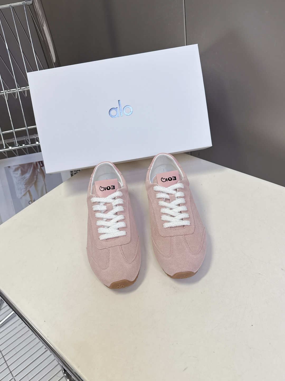 alo✖️Jisoo智秀最新联名款德训鞋 休闲鞋 美国瑜伽服品牌超火的alo 智秀Jisoo参与设计联名