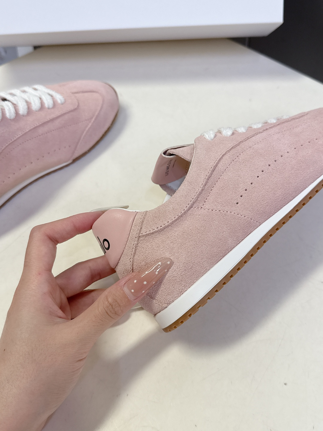 alo✖️Jisoo智秀最新联名款德训鞋 休闲鞋 美国瑜伽服品牌超火的alo 智秀Jisoo参与设计联名