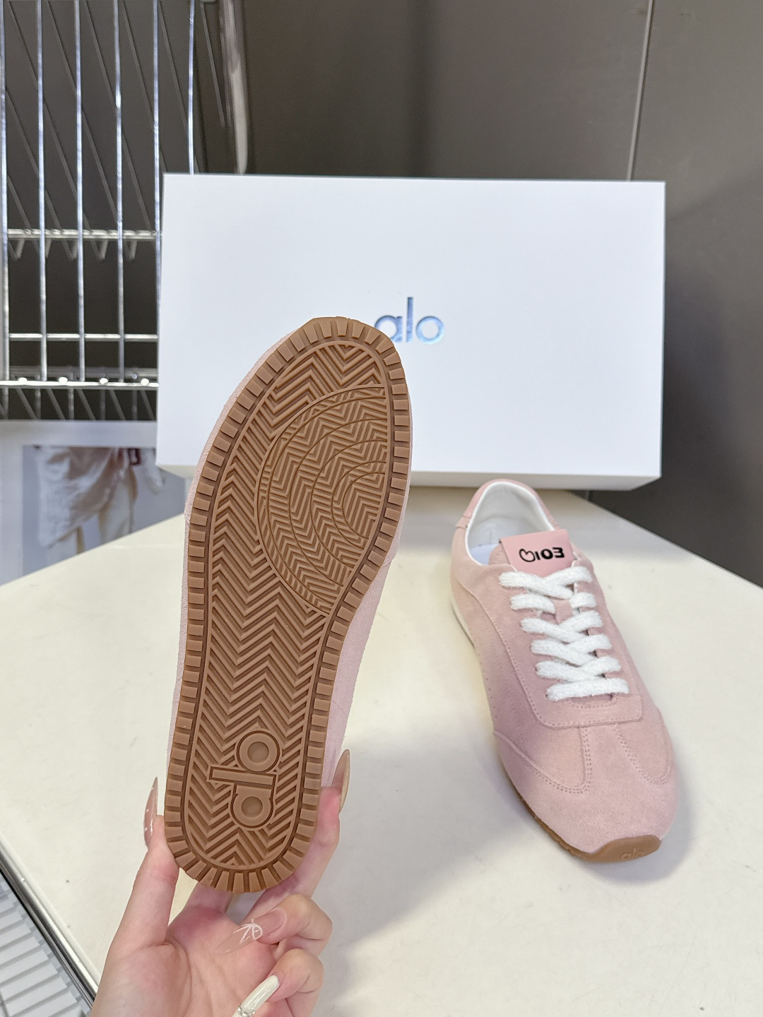 alo✖️Jisoo智秀最新联名款德训鞋 休闲鞋 美国瑜伽服品牌超火的alo 智秀Jisoo参与设计联名