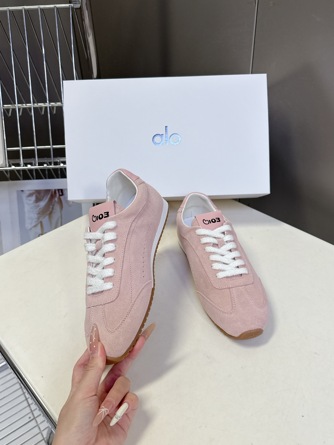 alo✖️Jisoo智秀最新联名款德训鞋 休闲鞋 美国瑜伽服品牌超火的alo 智秀Jisoo参与设计联名