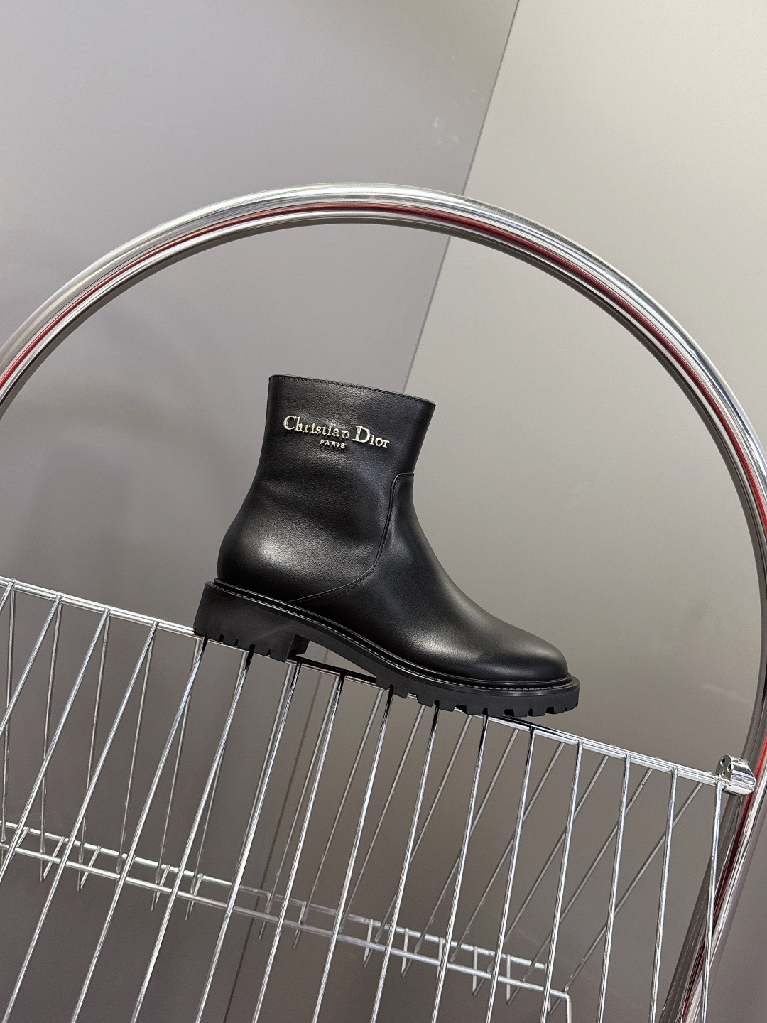 Dior迪奥2025秋冬最新款一脚蹬短靴 超多明星网红种草、简约的设计 极具辨识度的logo点缀 品牌价