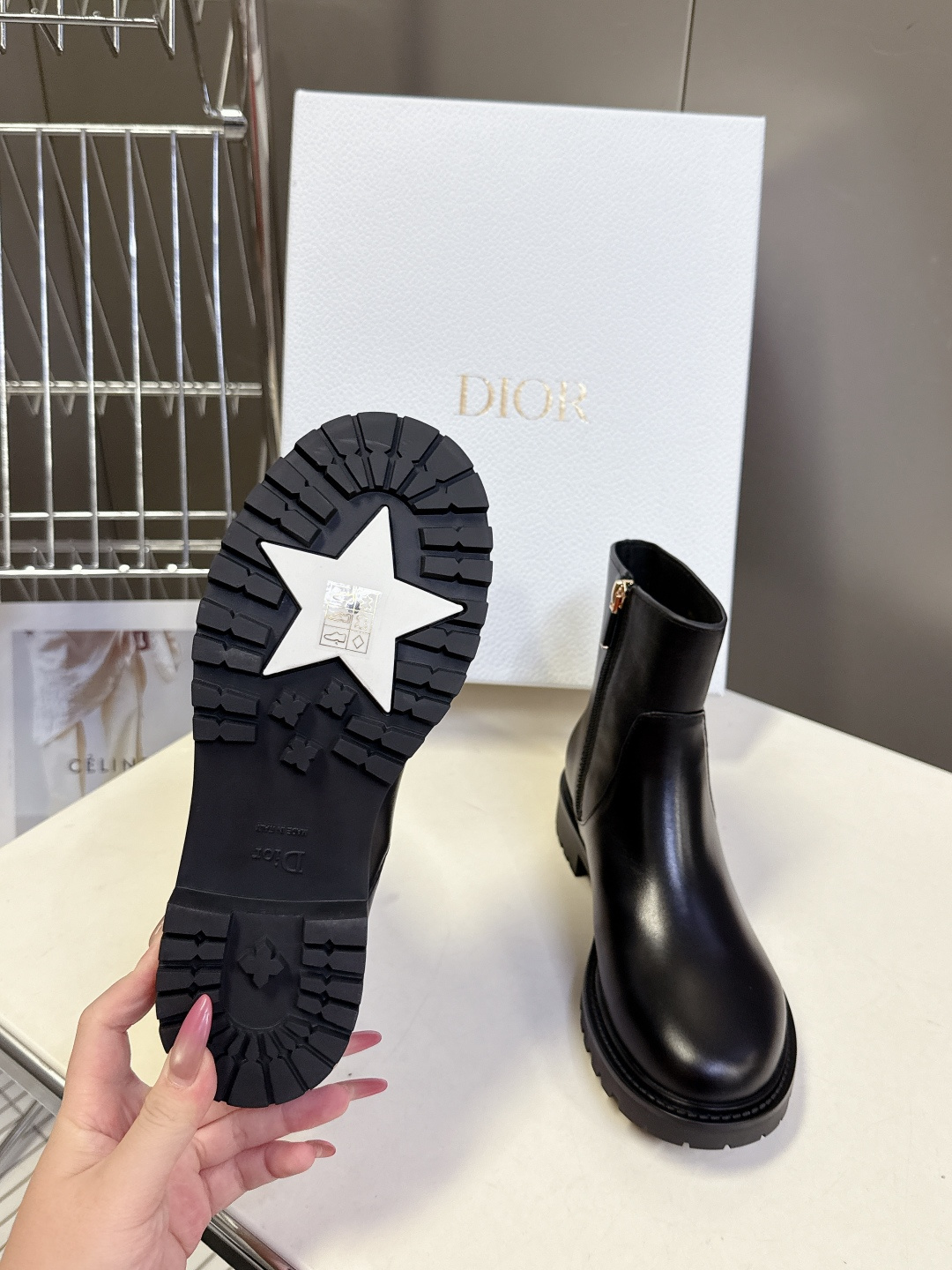 Dior迪奥2025秋冬最新款一脚蹬短靴 超多明星网红种草、简约的设计 极具辨识度的logo点缀 品牌价