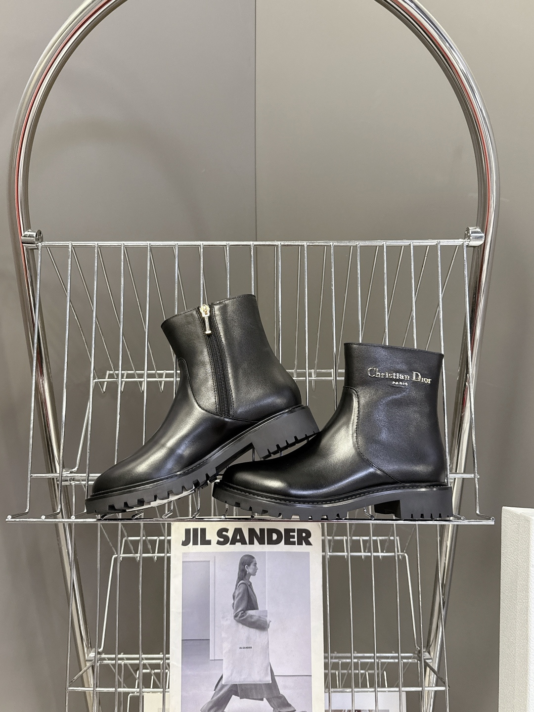 Dior迪奥2025秋冬最新款一脚蹬短靴 超多明星网红种草、简约的设计 极具辨识度的logo点缀 品牌价