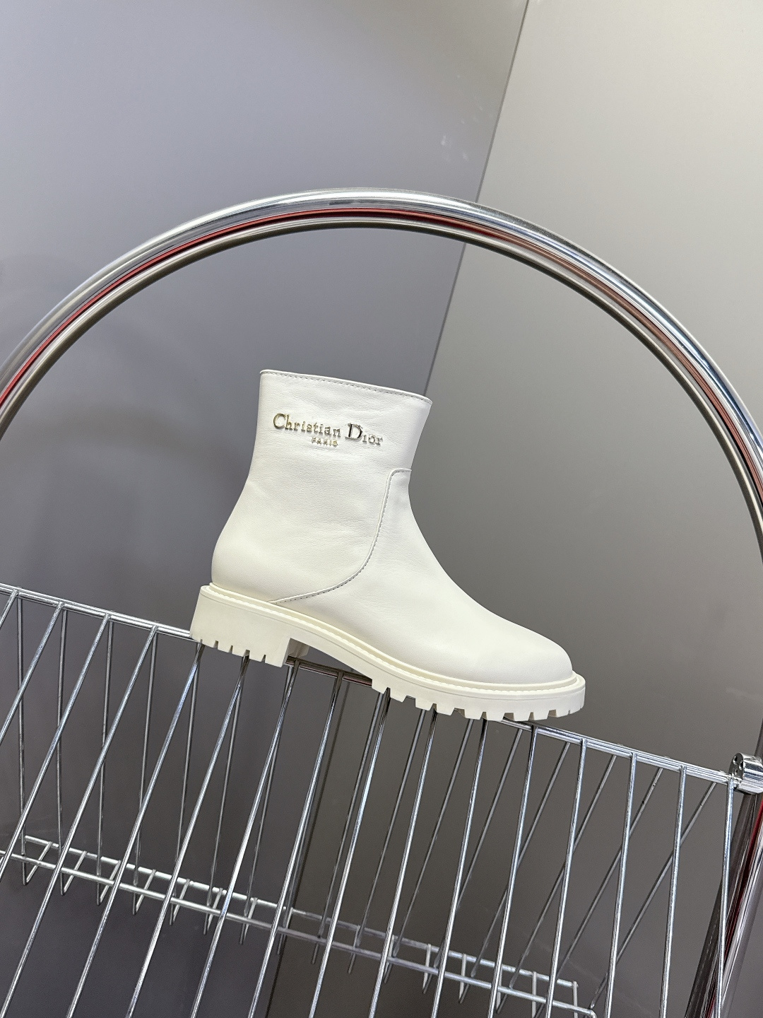 Dior迪奥2025秋冬最新款一脚蹬短靴 超多明星网红种草、简约的设计 极具辨识度的logo点缀 品牌价