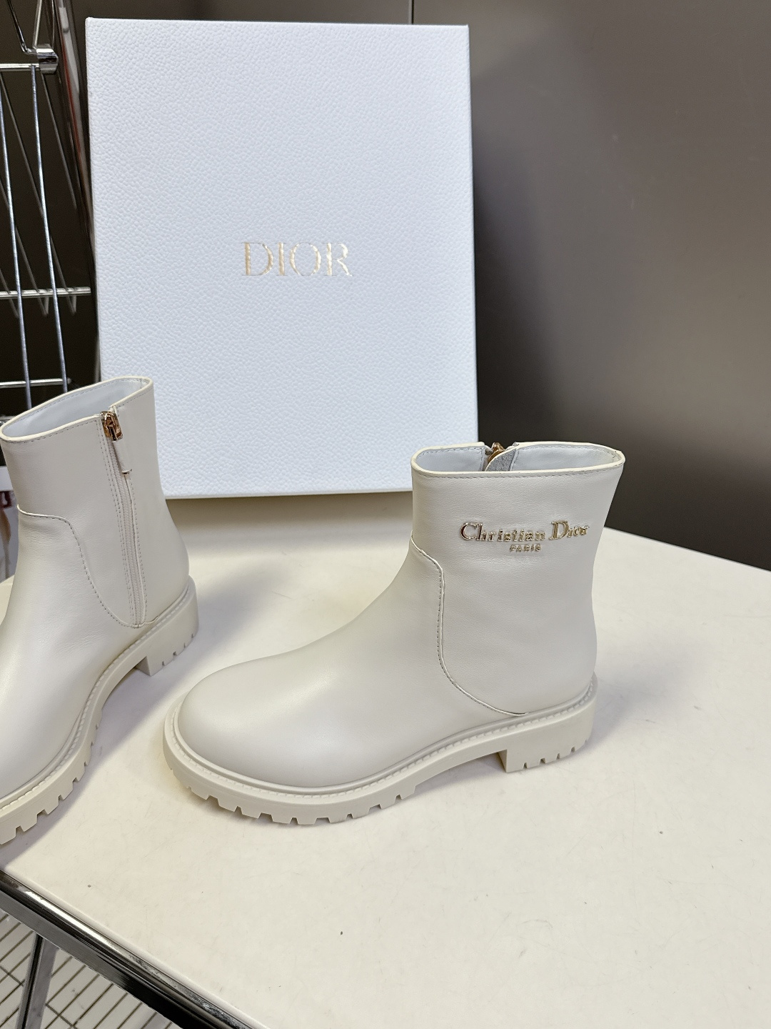 Dior迪奥2025秋冬最新款一脚蹬短靴 超多明星网红种草、简约的设计 极具辨识度的logo点缀 品牌价
