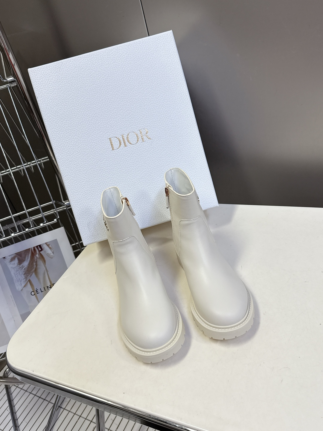 Dior迪奥2025秋冬最新款一脚蹬短靴 超多明星网红种草、简约的设计 极具辨识度的logo点缀 品牌价
