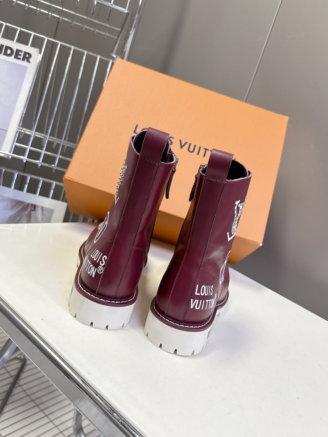 路易威登LOUIS VUITTON秋冬最新情侣款马丁靴 超多明星时尚博主种草 原版一比一复刻打造 版型超