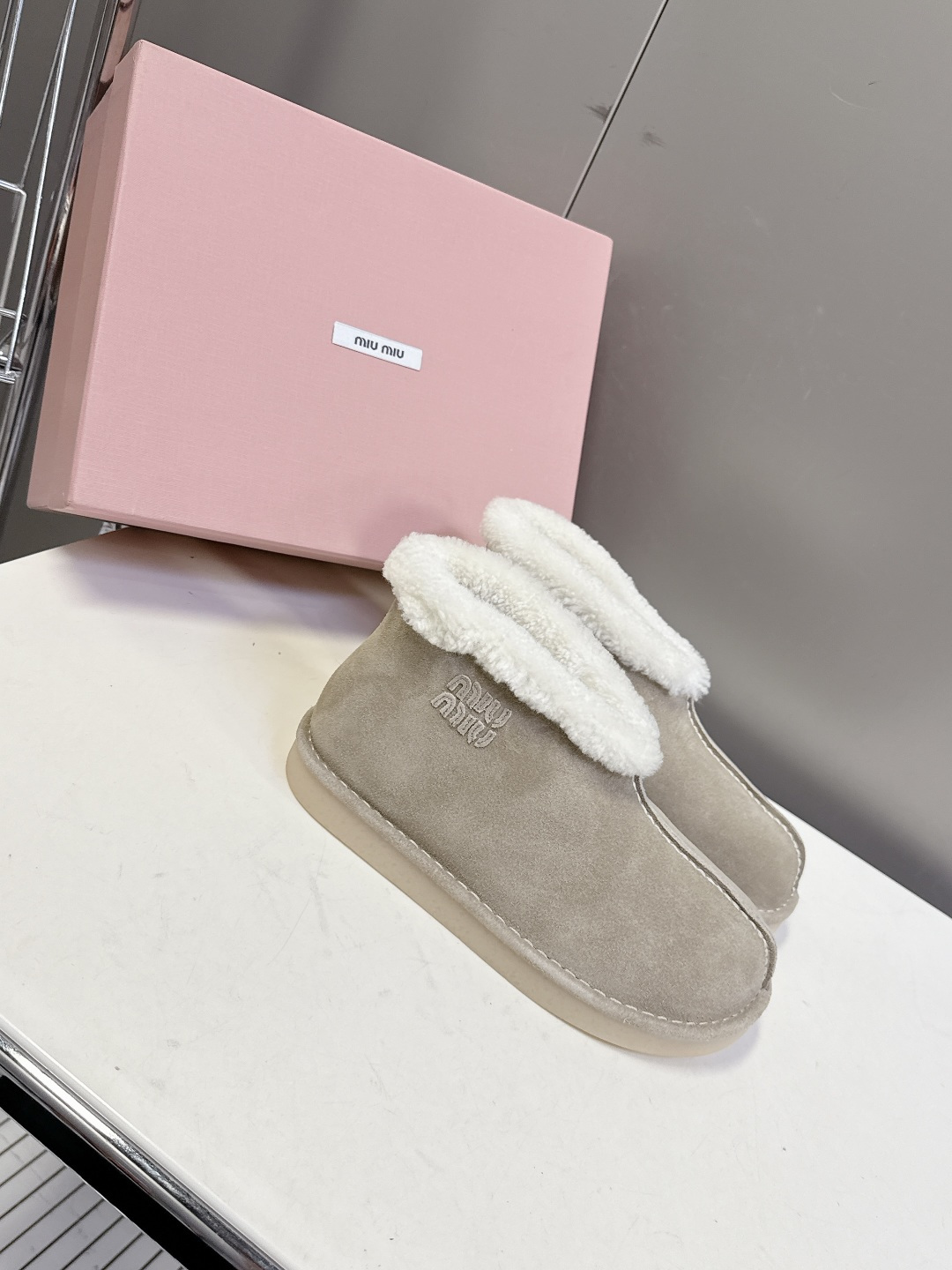 MiuMiu 缪缪秋冬最新走秀款 雪地靴毛毛鞋 原版购入开发 细节对原版 超多明星网红种草 小红书博主都