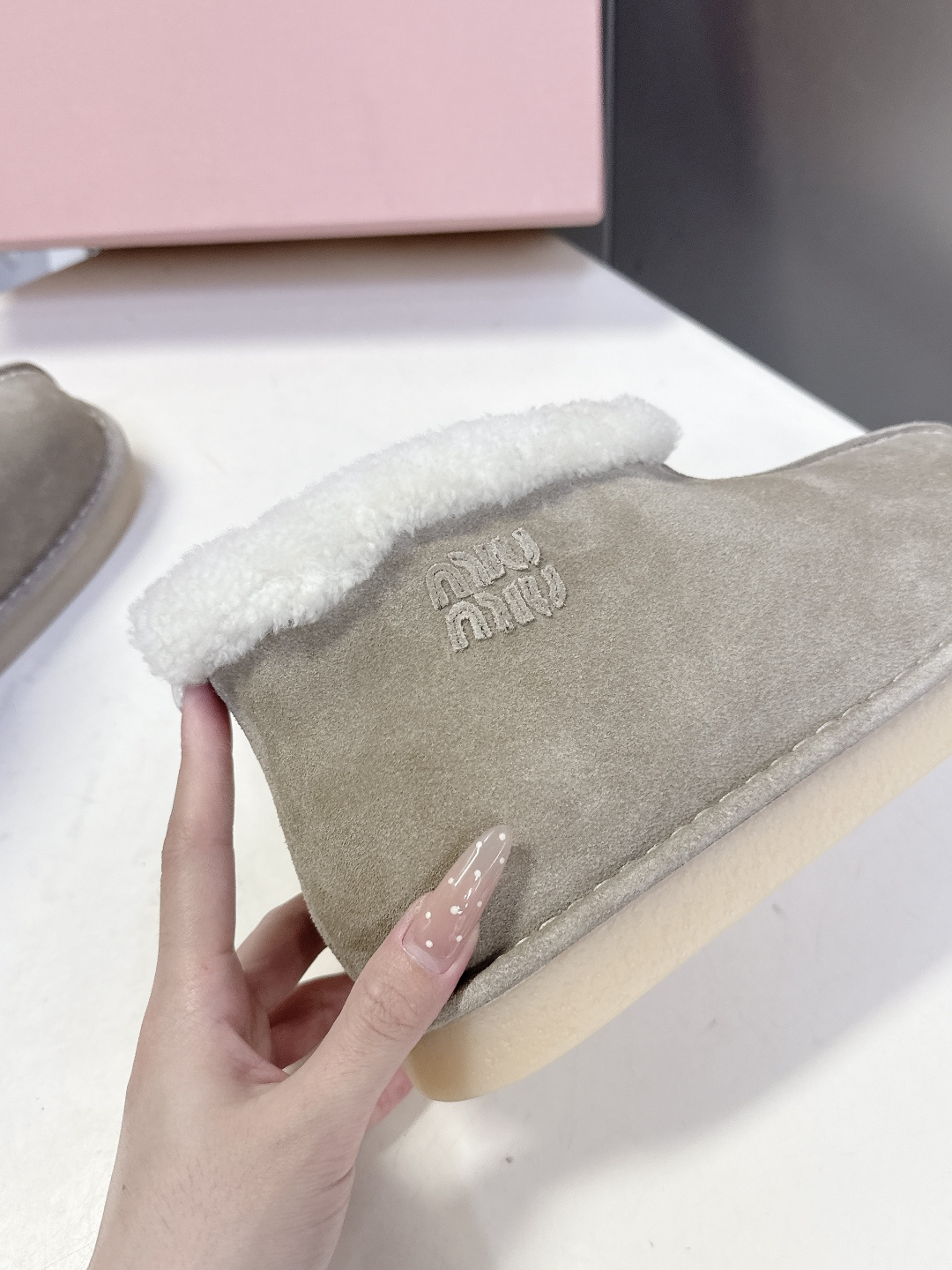 MiuMiu 缪缪秋冬最新走秀款 雪地靴毛毛鞋 原版购入开发 细节对原版 超多明星网红种草 小红书博主都