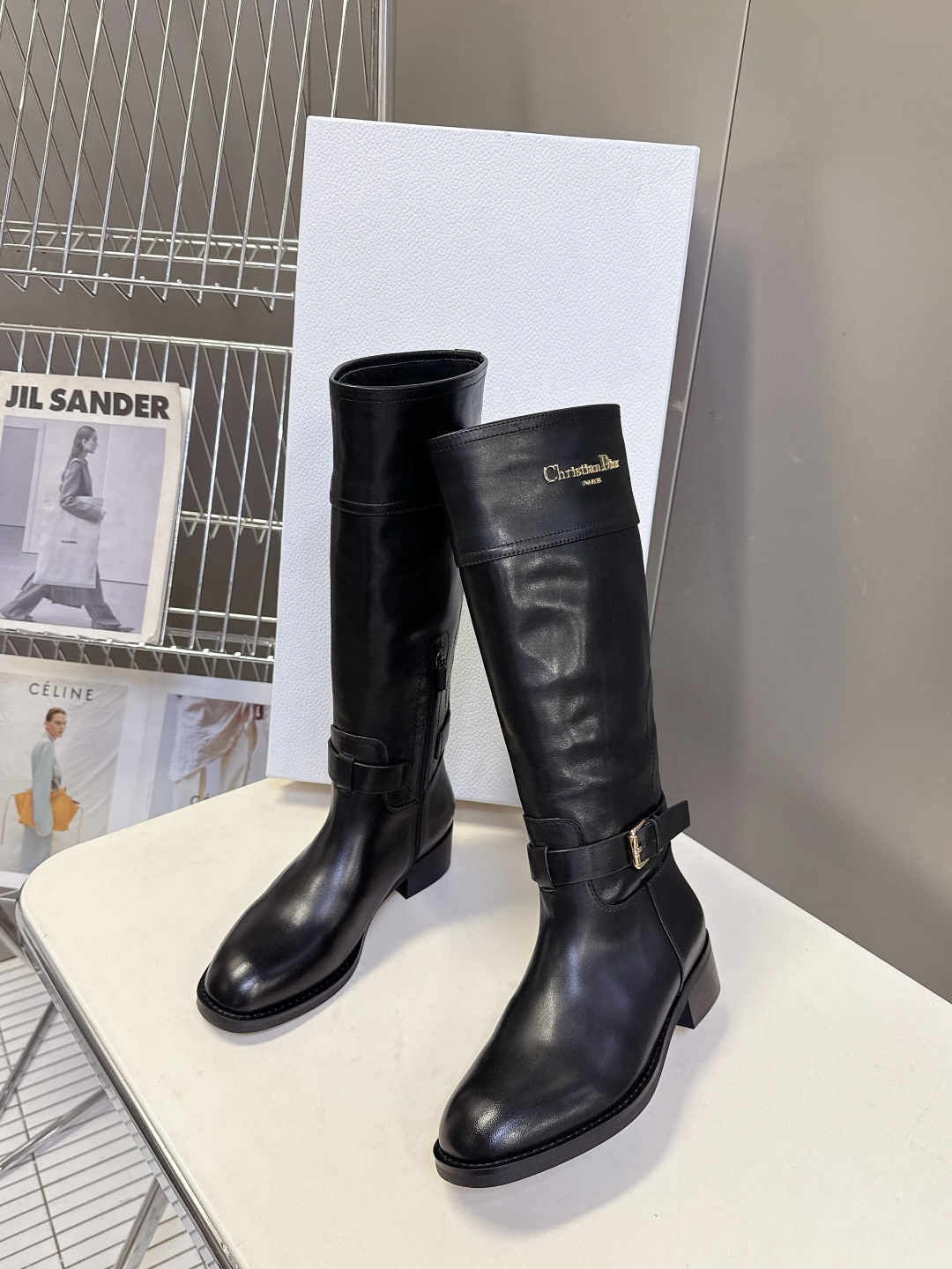 Dior迪奥秋冬最新走秀款一脚蹬长靴 超多明星网红种草、简约的设计 极具辨识度的logo点缀 品牌价值感