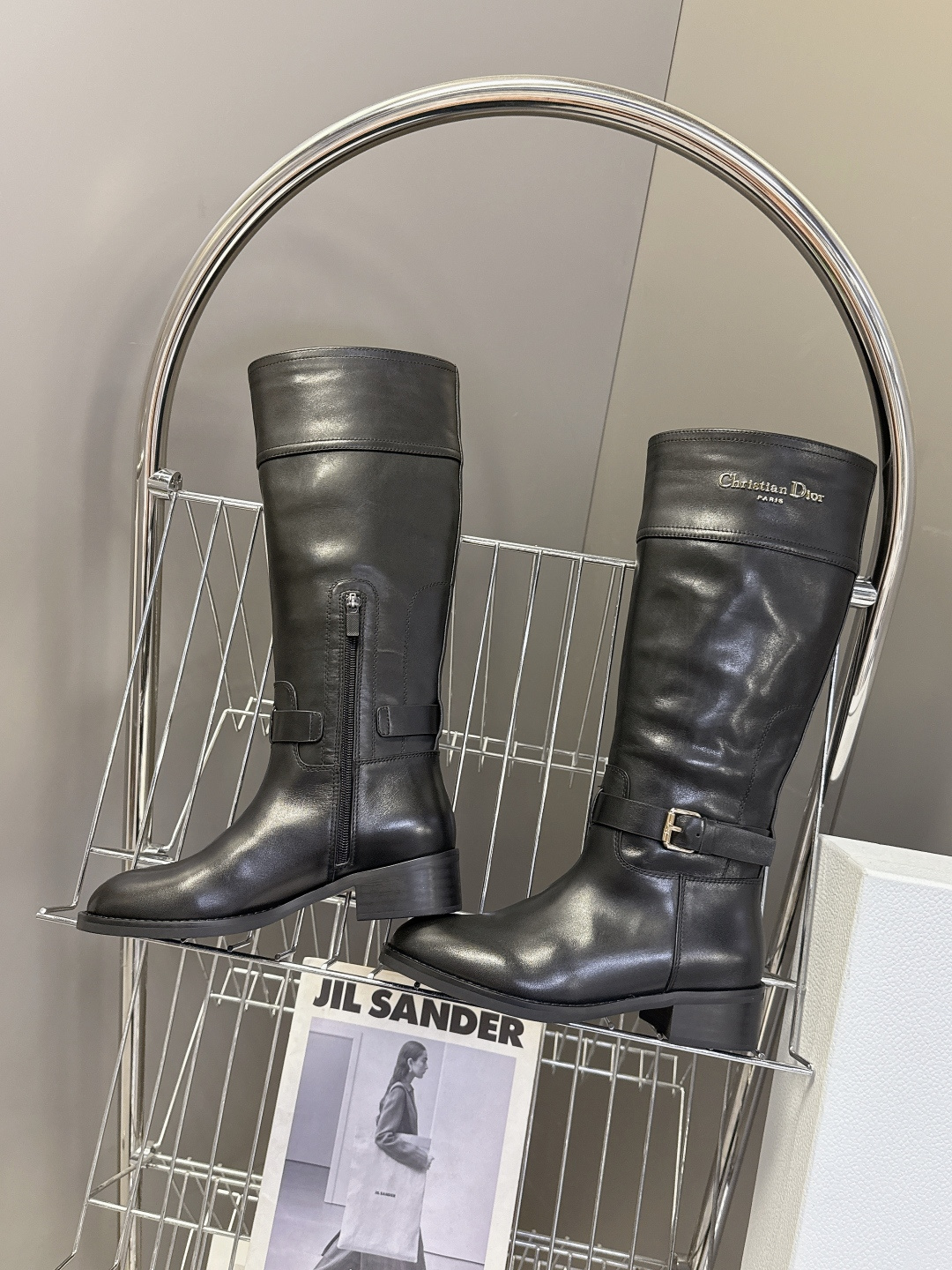 Dior迪奥秋冬最新走秀款一脚蹬长靴 超多明星网红种草、简约的设计 极具辨识度的logo点缀 品牌价值感
