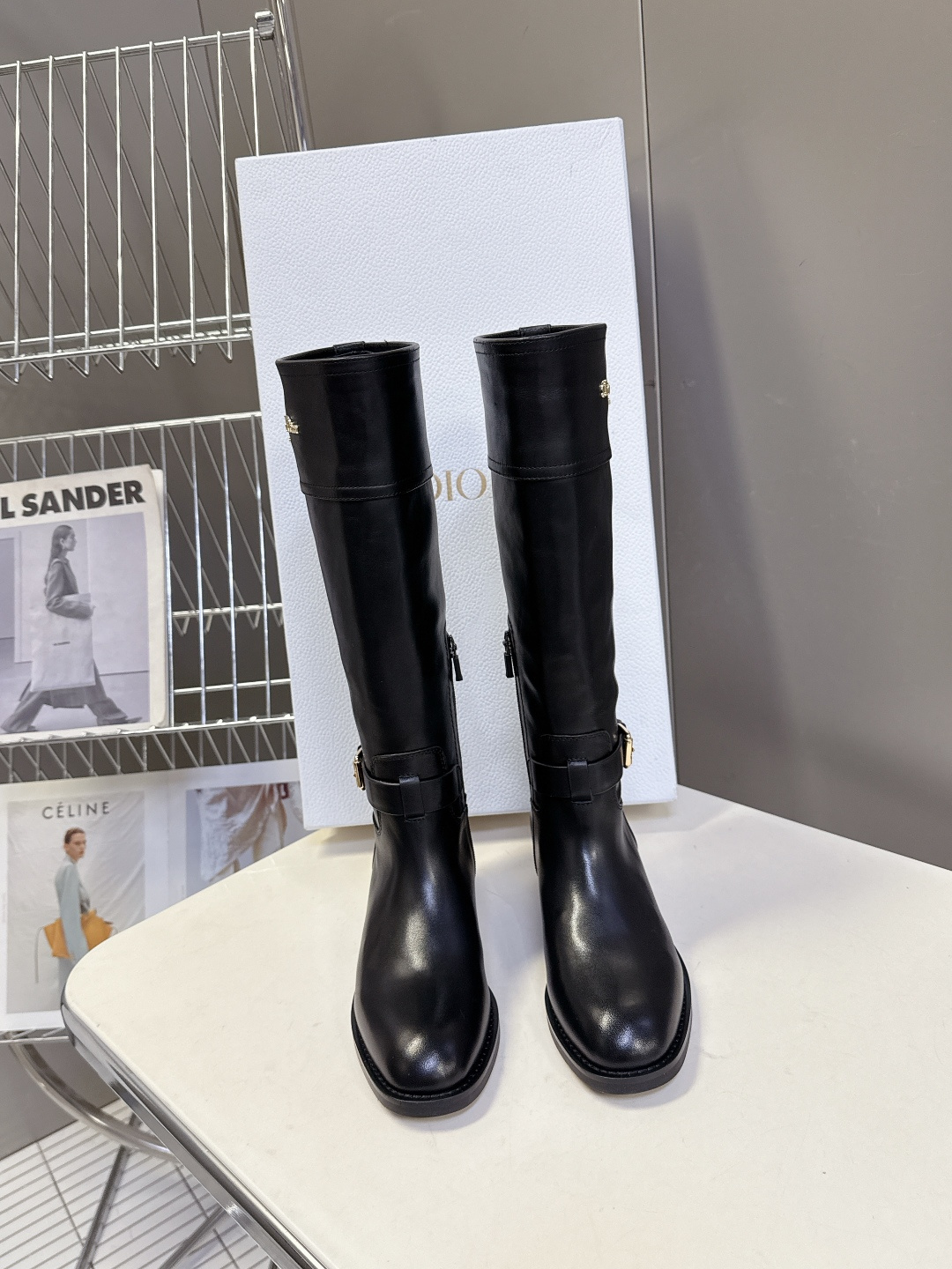 Dior迪奥秋冬最新走秀款一脚蹬长靴 超多明星网红种草、简约的设计 极具辨识度的logo点缀 品牌价值感