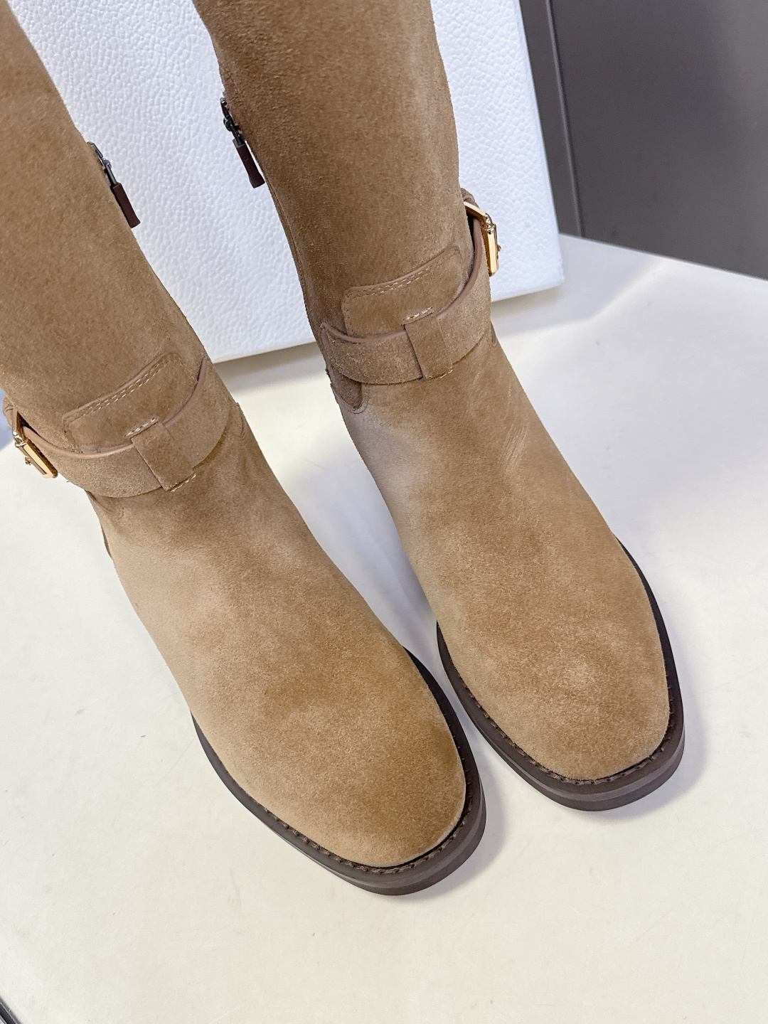 Dior迪奥秋冬最新走秀款一脚蹬长靴 超多明星网红种草、简约的设计 极具辨识度的logo点缀 品牌价值感