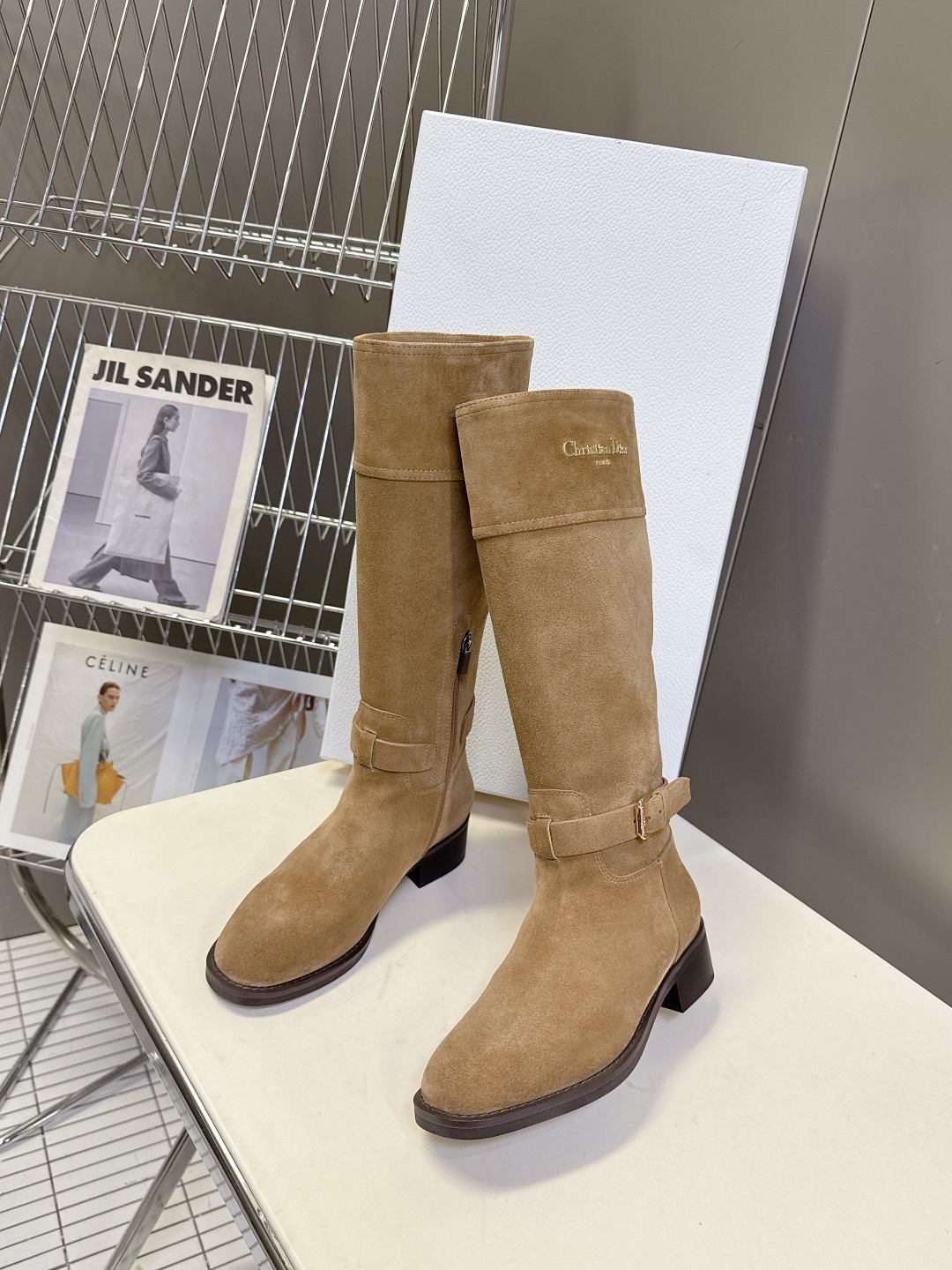 Dior迪奥秋冬最新走秀款一脚蹬长靴 超多明星网红种草、简约的设计 极具辨识度的logo点缀 品牌价值感