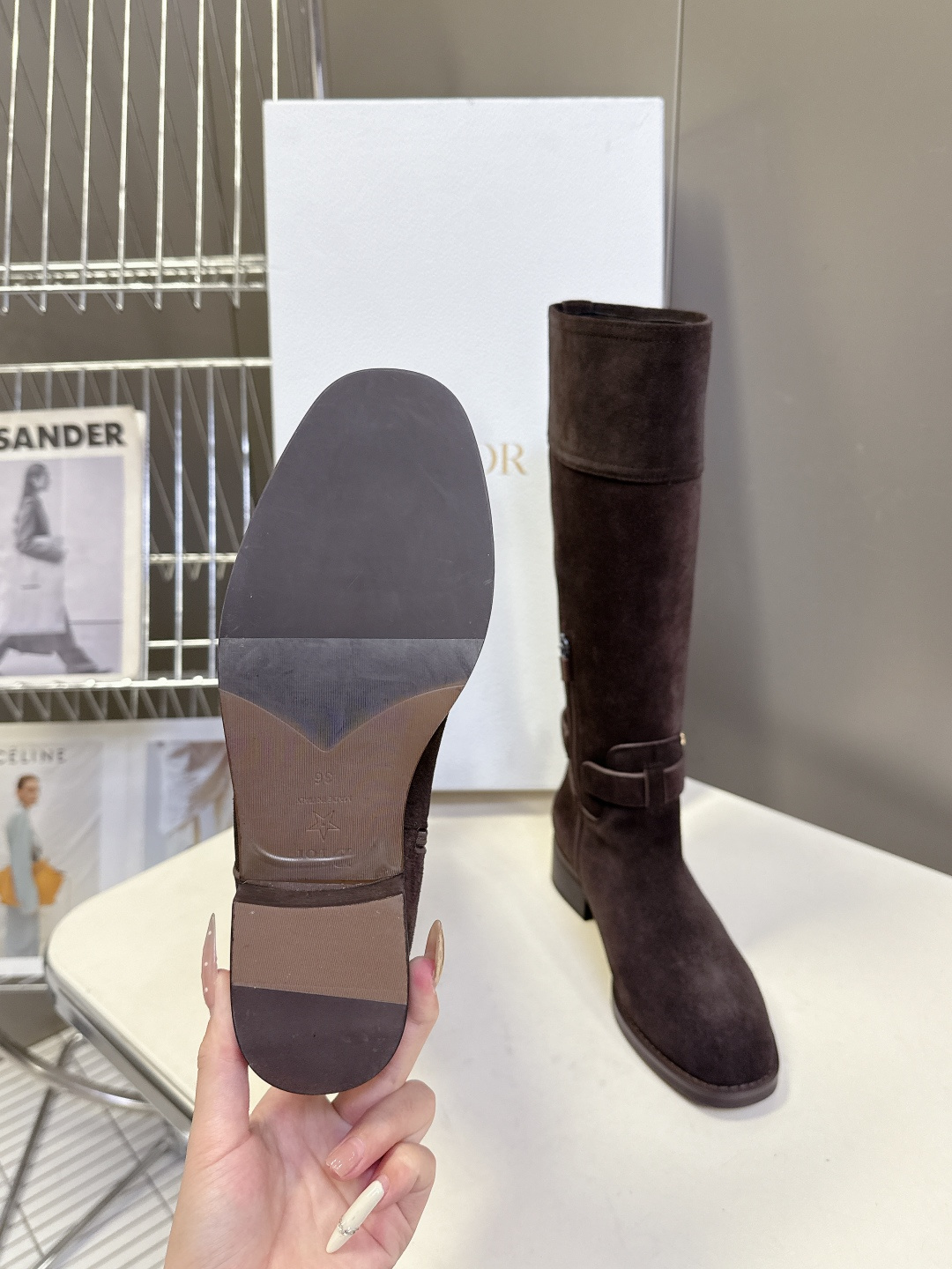 Dior迪奥秋冬最新走秀款一脚蹬长靴 超多明星网红种草、简约的设计 极具辨识度的logo点缀 品牌价值感