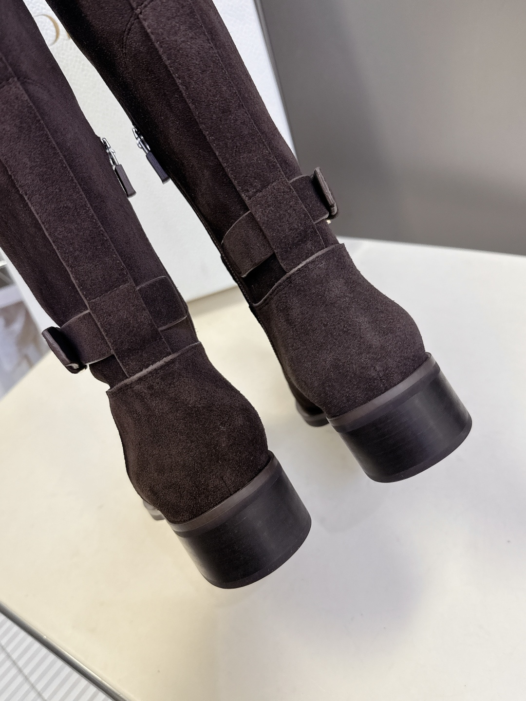 Dior迪奥秋冬最新走秀款一脚蹬长靴 超多明星网红种草、简约的设计 极具辨识度的logo点缀 品牌价值感