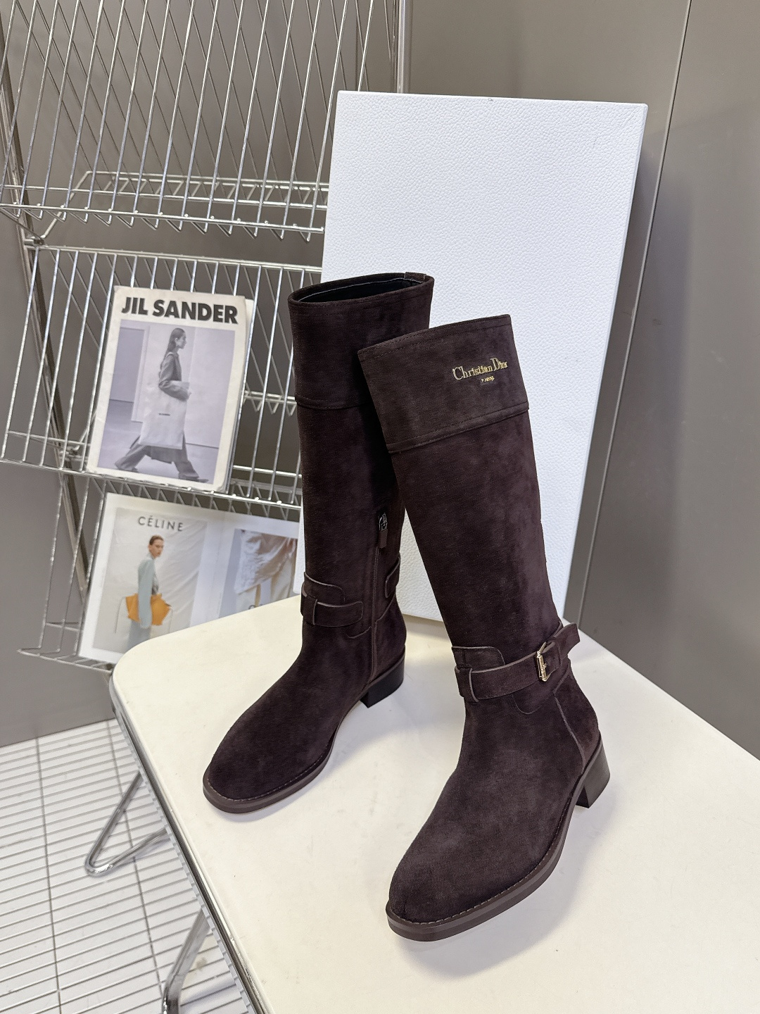 Dior迪奥秋冬最新走秀款一脚蹬长靴 超多明星网红种草、简约的设计 极具辨识度的logo点缀 品牌价值感