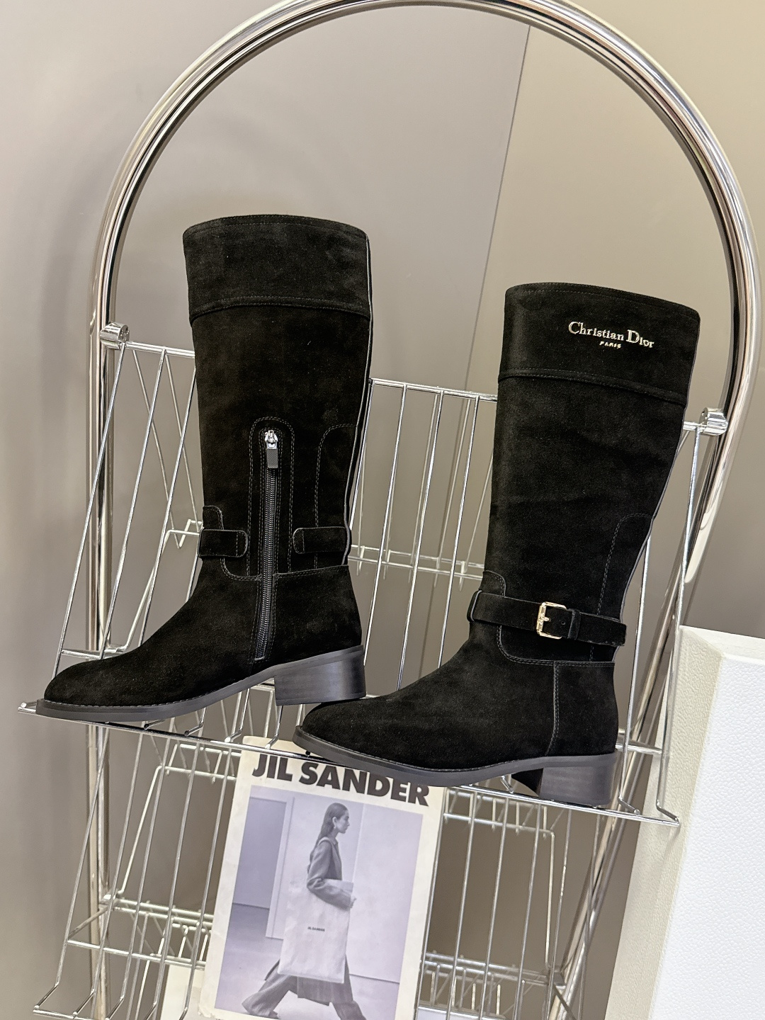 Dior迪奥秋冬最新走秀款一脚蹬长靴 超多明星网红种草、简约的设计 极具辨识度的logo点缀 品牌价值感