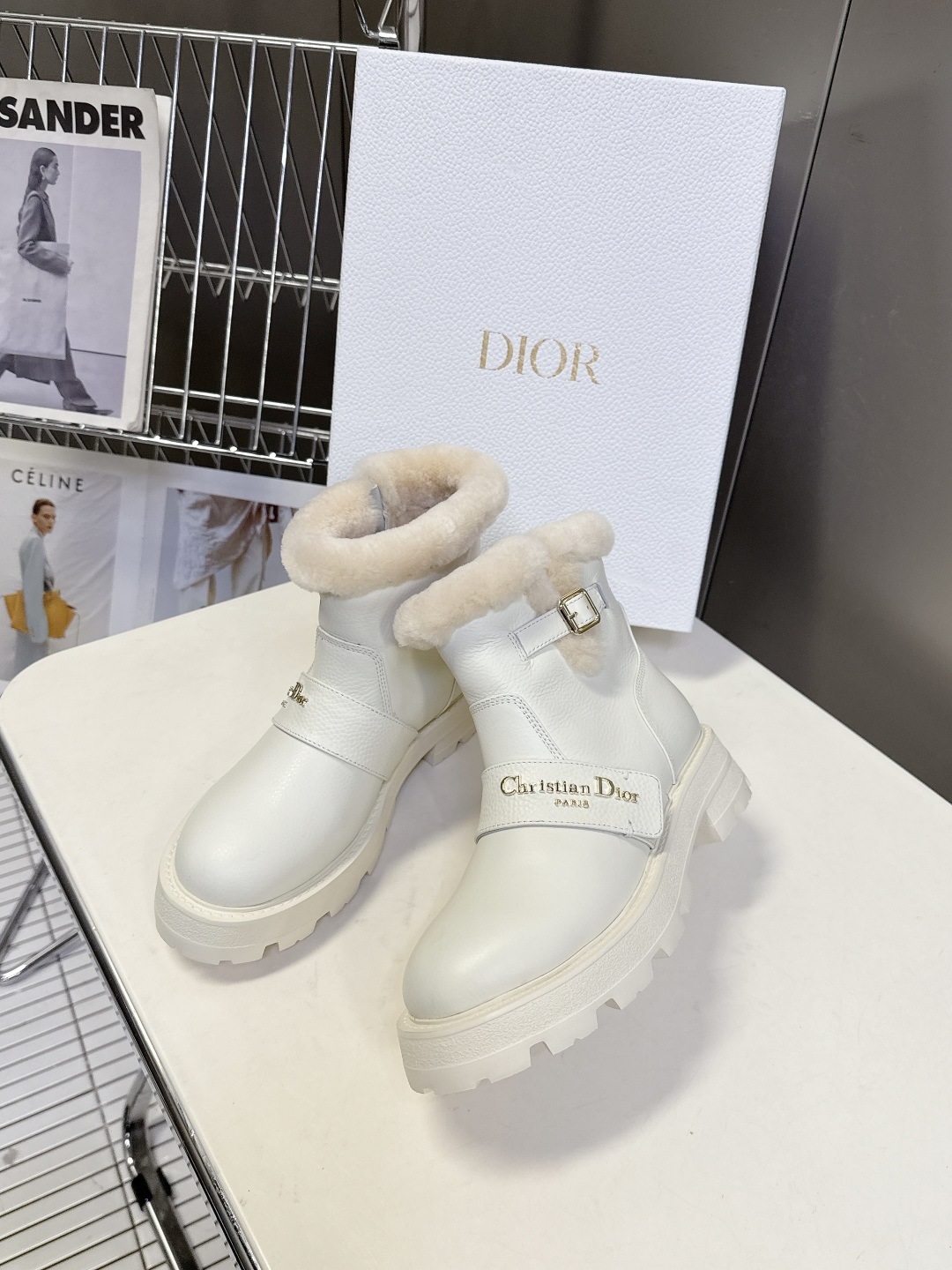 Dior迪奥2025秋冬最新款毛里一脚蹬短靴 超多明星网红种草、简约的设计 极具辨识度的logo点缀 品