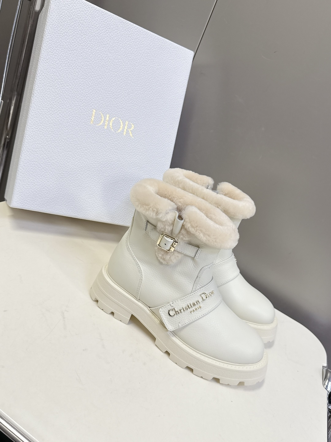 Dior迪奥2025秋冬最新款毛里一脚蹬短靴 超多明星网红种草、简约的设计 极具辨识度的logo点缀 品
