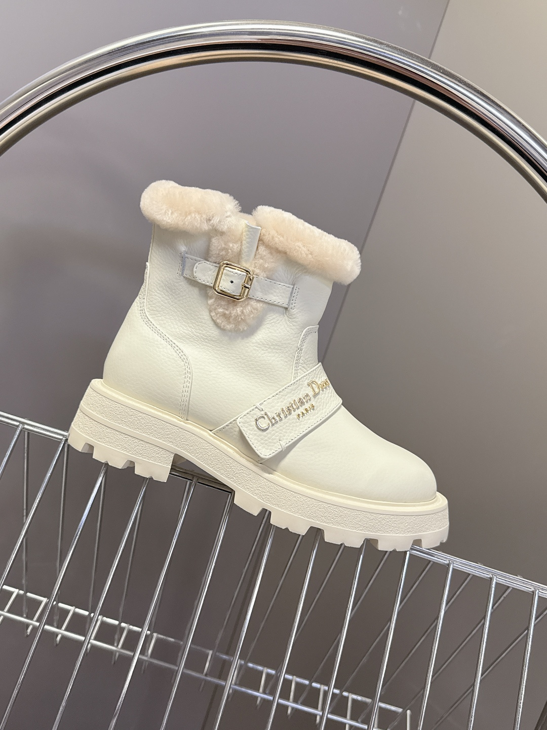 Dior迪奥2025秋冬最新款毛里一脚蹬短靴 超多明星网红种草、简约的设计 极具辨识度的logo点缀 品