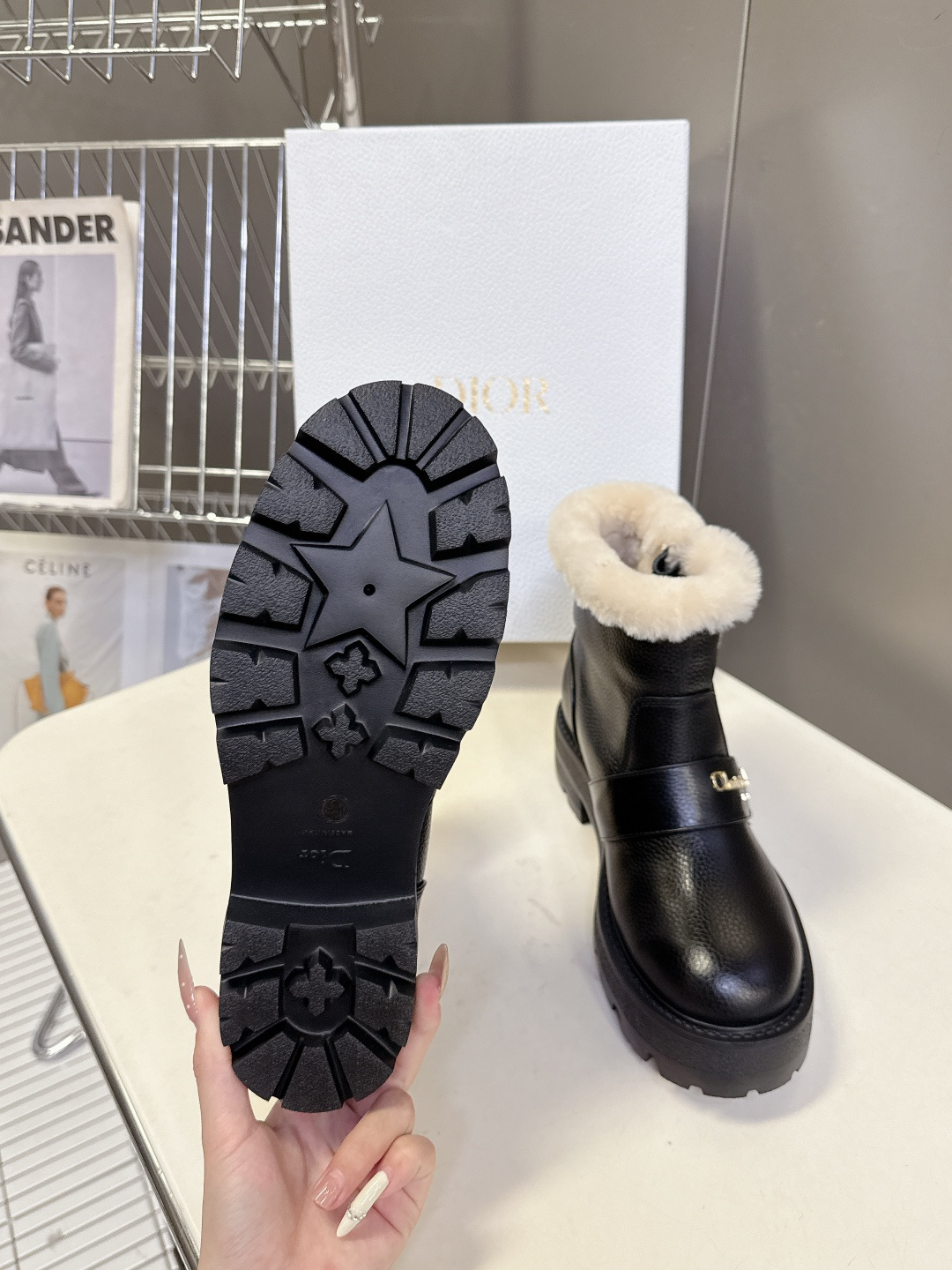 Dior迪奥2025秋冬最新款毛里一脚蹬短靴 超多明星网红种草、简约的设计 极具辨识度的logo点缀 品