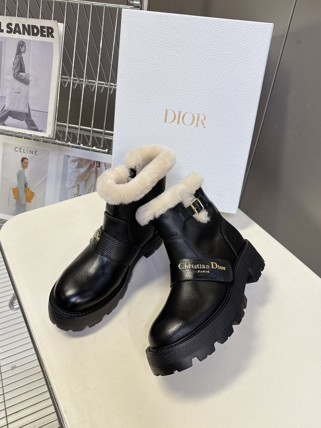 Dior迪奥2025秋冬最新款毛里一脚蹬短靴 超多明星网红种草、简约的设计 极具辨识度的logo点缀 品