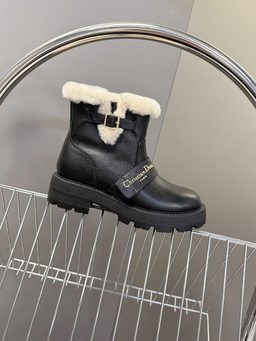 Dior迪奥2025秋冬最新款毛里一脚蹬短靴 超多明星网红种草、简约的设计 极具辨识度的logo点缀 品