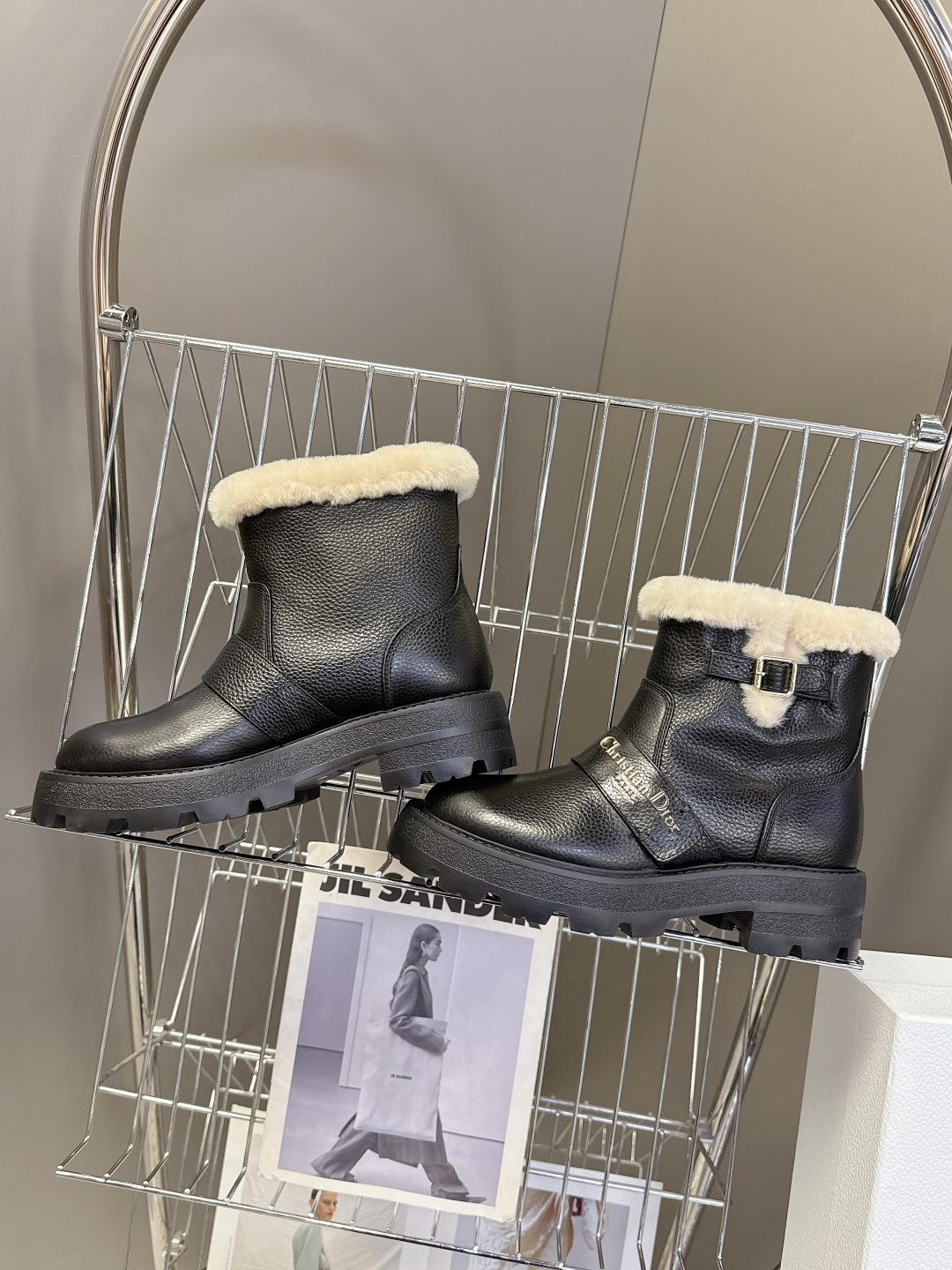 Dior迪奥2025秋冬最新款毛里一脚蹬短靴 超多明星网红种草、简约的设计 极具辨识度的logo点缀 品