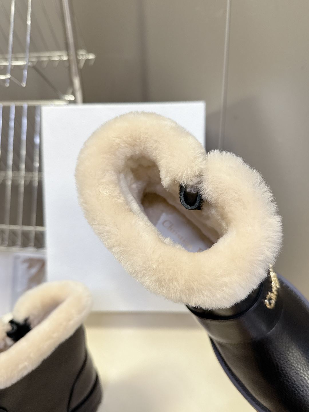 Dior迪奥2025秋冬最新款毛里一脚蹬短靴 超多明星网红种草、简约的设计 极具辨识度的logo点缀 品