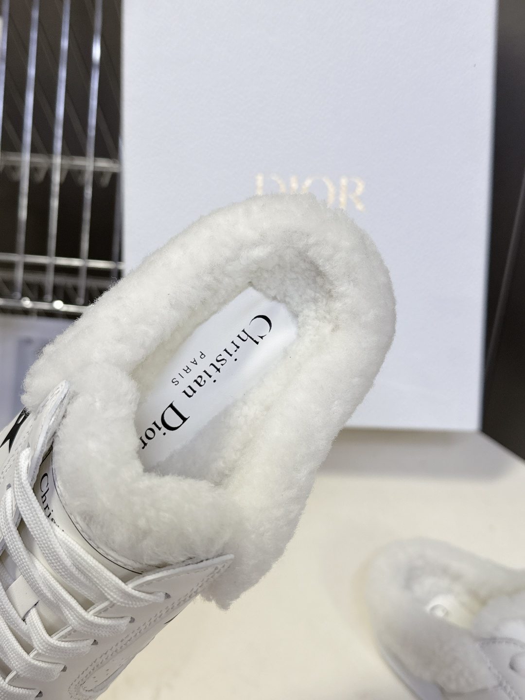 Christian Dior迪奥秋冬最新款毛里休闲鞋、众多明星网红示范的超级百搭款 款式搭配品牌Logo