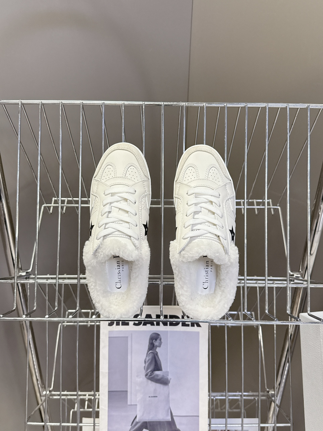 Christian Dior迪奥秋冬最新款毛里休闲鞋、众多明星网红示范的超级百搭款 款式搭配品牌Logo