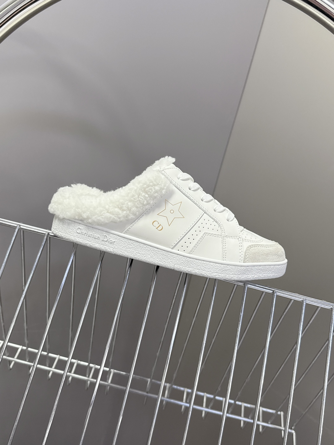 Christian Dior迪奥秋冬最新款毛里休闲鞋、众多明星网红示范的超级百搭款 款式搭配品牌Logo