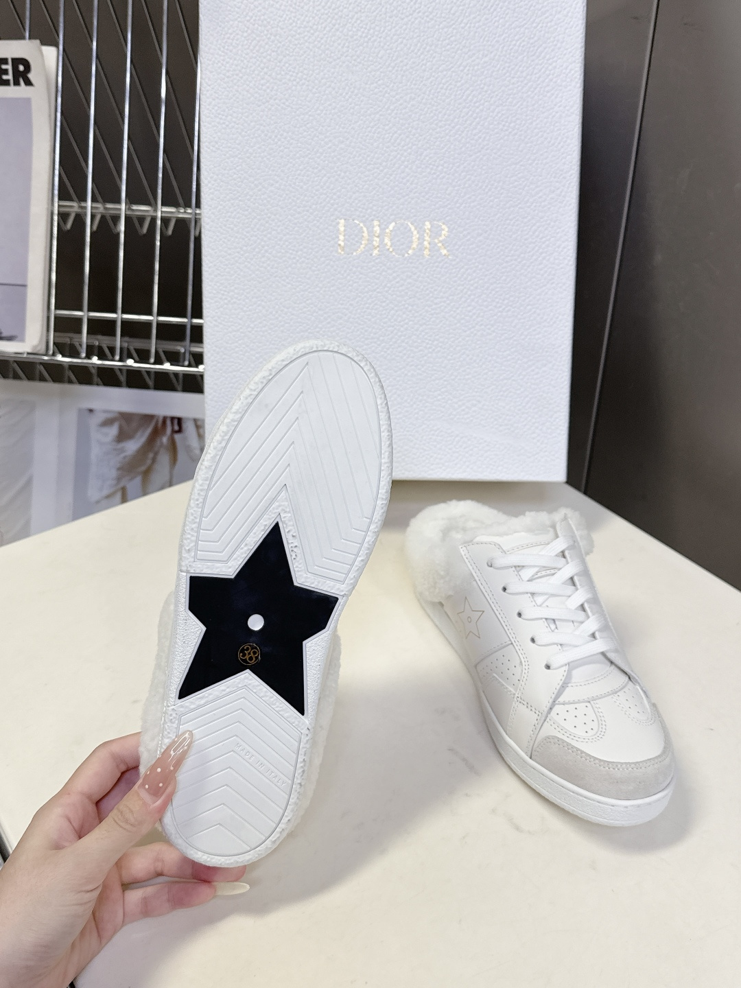 Christian Dior迪奥秋冬最新款毛里休闲鞋、众多明星网红示范的超级百搭款 款式搭配品牌Logo