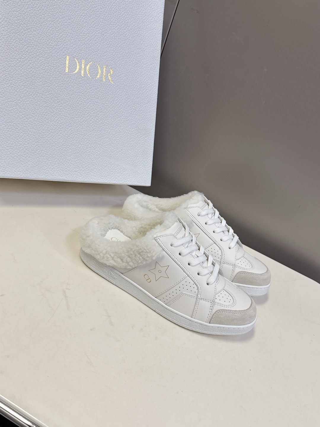 Christian Dior迪奥秋冬最新款毛里休闲鞋、众多明星网红示范的超级百搭款 款式搭配品牌Logo