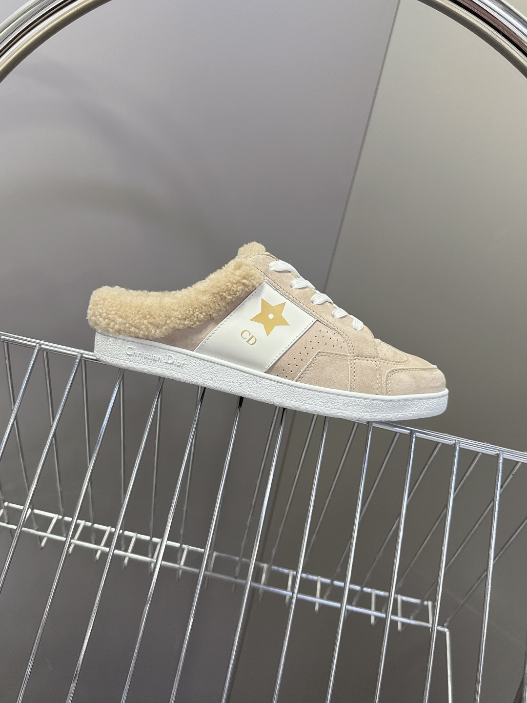 Christian Dior迪奥秋冬最新款毛里休闲鞋、众多明星网红示范的超级百搭款 款式搭配品牌Logo